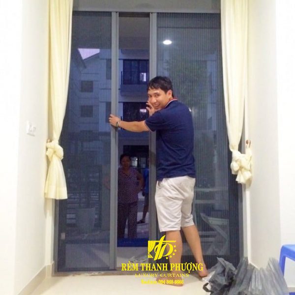 Cua luoi chong muoi dang xep mau ghi 2