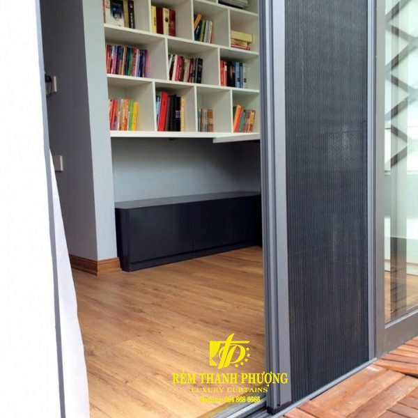 Cua luoi chong muoi dang xep mau ghi 4