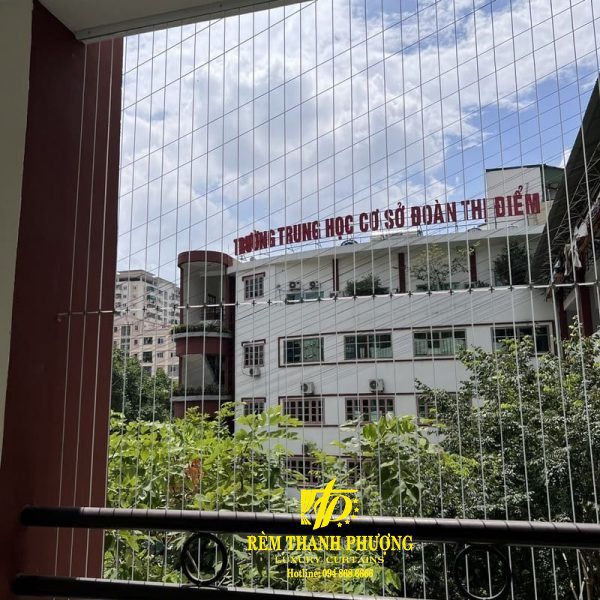 Luoi an toan bao ve cau thang truong hoc 1