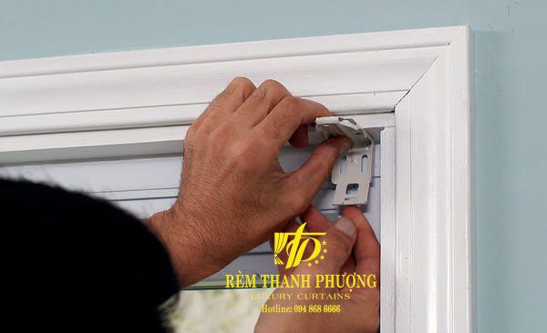lắp rèm gỗ 