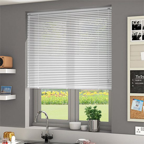 20 Mẫu rèm cửa phòng bếp đẹp, sang trọng đáng mua nhất 18 Rèm sáo nhôm màu trắng cho cửa sổ bếp