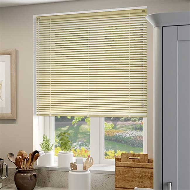 rèm màu vàng bếp