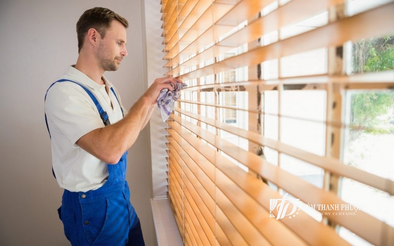 Cách vệ sinh rèm sáo gỗ khỏi bụi bẩn
