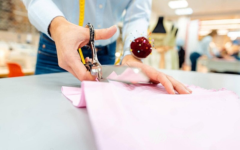 Cách làm rèm cuốn ngay tại nhà cực đơn giản 3 Cắt, may rèm vải rèm cuốn
