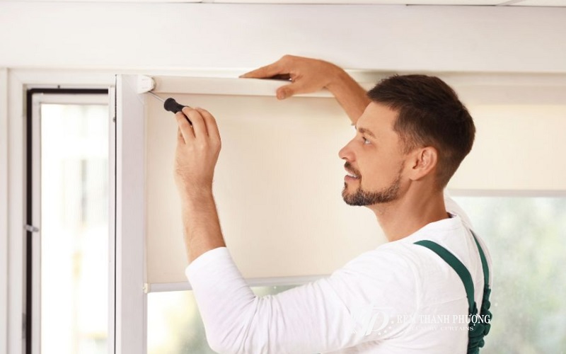 Cách làm rèm cuốn ngay tại nhà cực đơn giản 5 Cố định phần vải rèm vào thanh treo