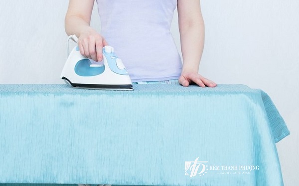 Hướng dẫn cách giữ rèm cửa bền đẹp trông như mới 4 Cần là ủi rèm đúng kỹ thuật