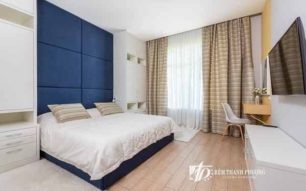 Rèm cửa vải linen là gì, ưu điểm và báo giá 2026 11 Cách phân biệt rèm linen tự nhiên và rèm linen nhân tạo - Độ mềm mại và cảm giác khi chạm