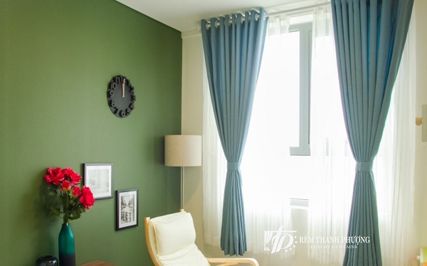 Phối màu rèm cửa cho tường màu xanh - Mẫu 1