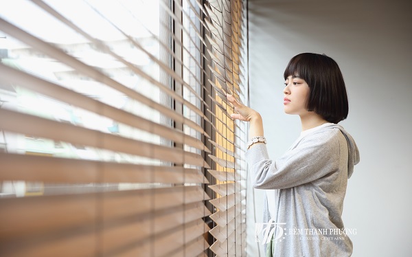 Mẫu rèm gỗ sồi nga GRACEHOME phòng khách