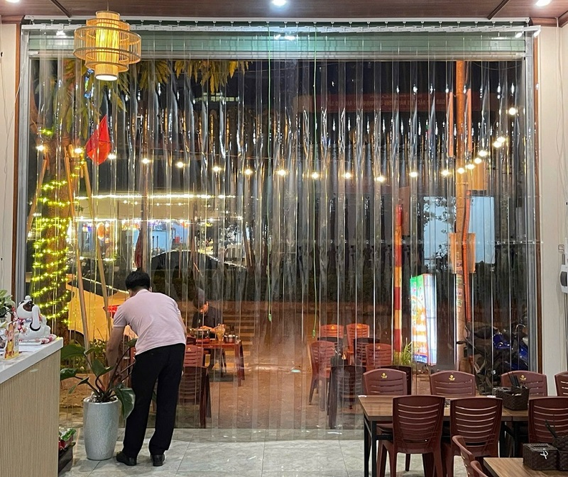 Rèm nhựa trong suốt lắp ở nhà hàng, quán ăn