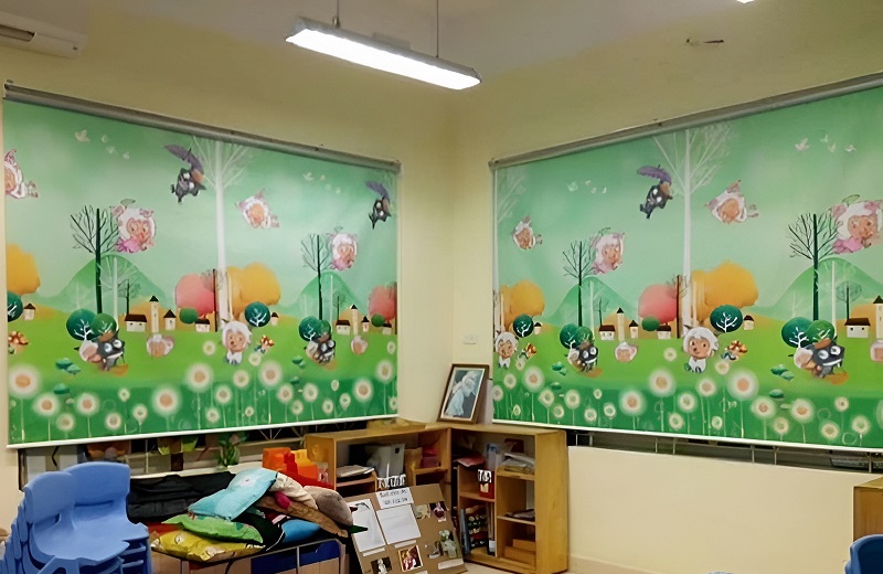 Rèm cuốn in tranh lắp tại trường mầm non