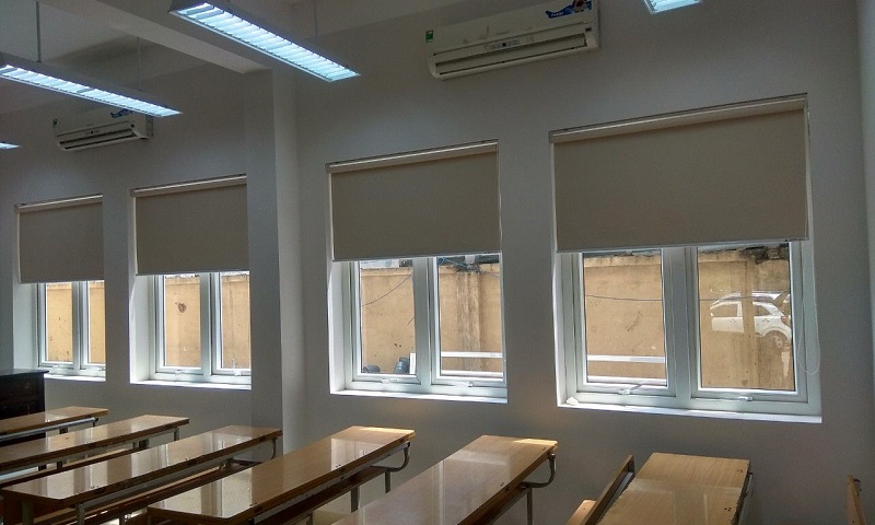 Rèm cuốn đơn giản lắp đặt tại trường học