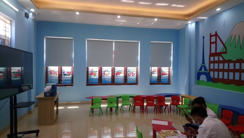 Rèm cuốn trơn lắp tại trường mầm non