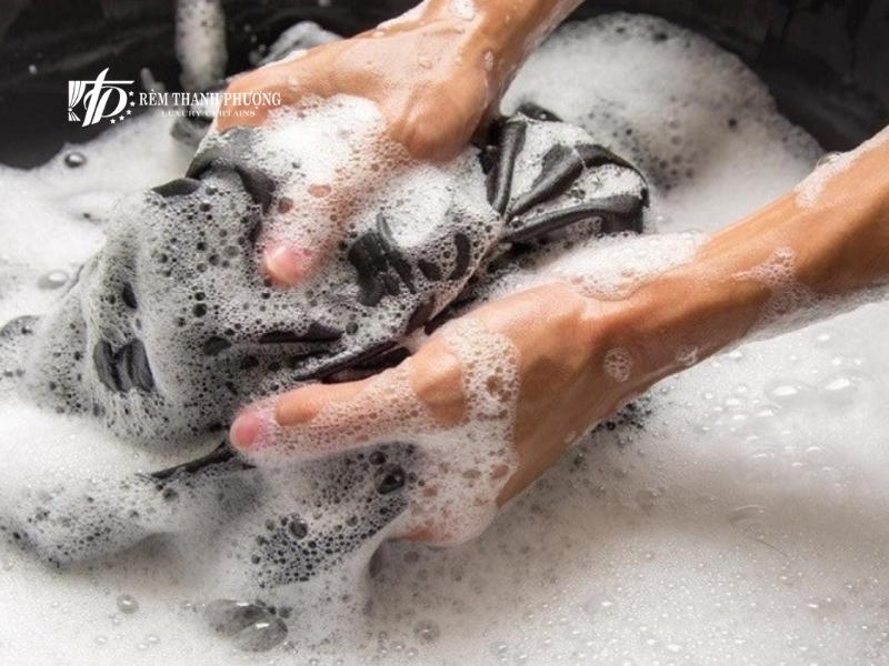 Hướng dẫn cách giặt rèm cửa bằng tay