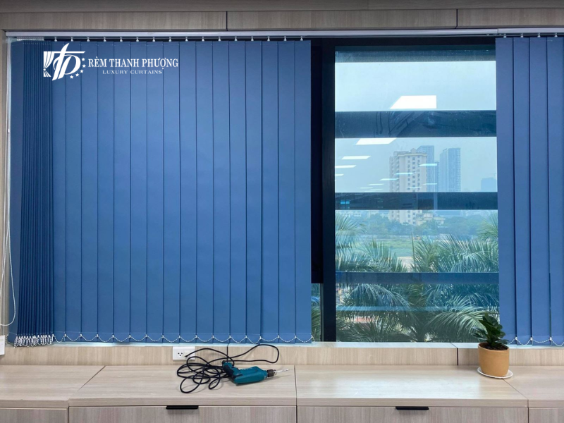 Mẫu rèm cửa sổ kéo ngang lá dọc được ưa chuộng phổ biến tại văn phòng