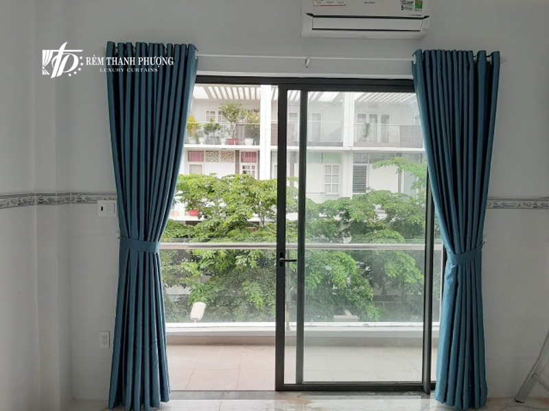 Mẫu rèm vải kéo ngang một lớp gọn nhẹ và tiết kiệm