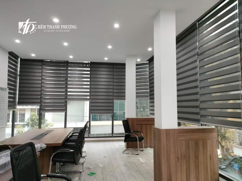 Rèm cầu vồng lắp đặt ở môi trường văn phòng