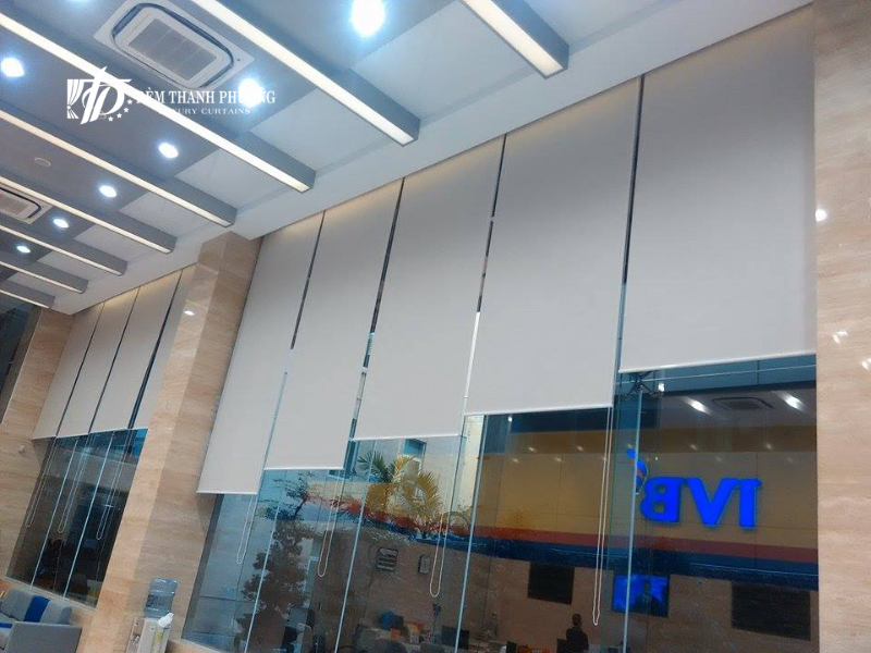 Mẫu rèm cuốn cản nắng tốt cho cửa kính lớn