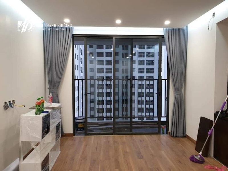 Nên chọn rèm vải hay rèm cuốn? So sánh chi tiết